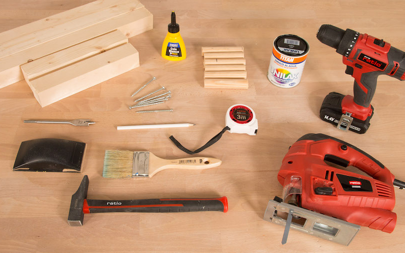 Materiales y herramientas para hacer un perchero