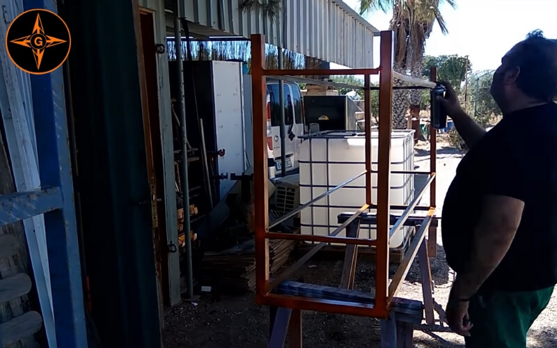 Pintar la estructura metálica de la mesa de trabajo con spray